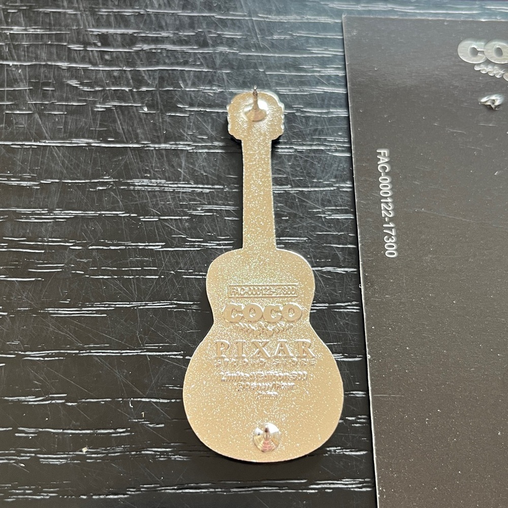 Disney Pixar Studio Store Coco Pin-Ernesto De La Cruz Pearl Guitar LE( MSC-75.2) - Picture 9 of 12